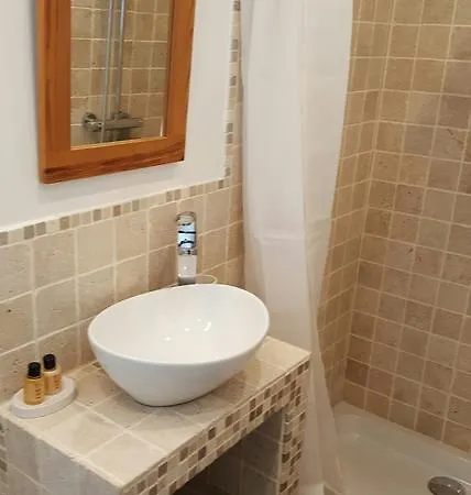 Maisoun Pequeux Nyaraló